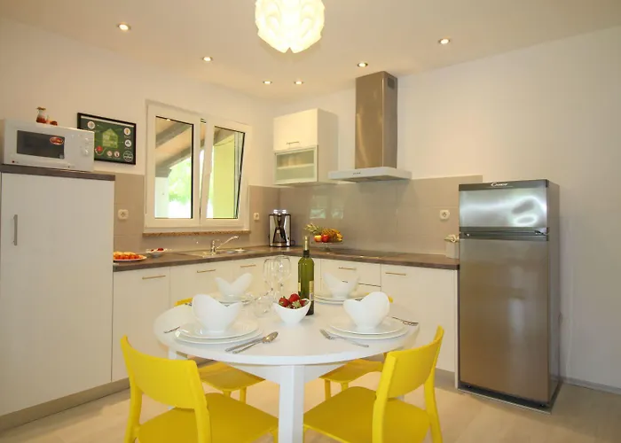 Besonderes Mit Pool, Babybett, Garten, Grill, Kinderspielplatz, Parkplatz Appartamento Porec