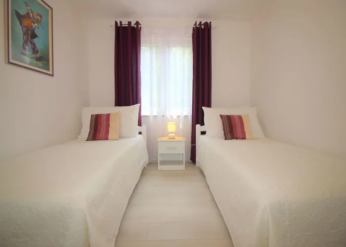 Besonderes Mit Pool, Babybett, Garten, Grill, Kinderspielplatz, Parkplatz * Porec