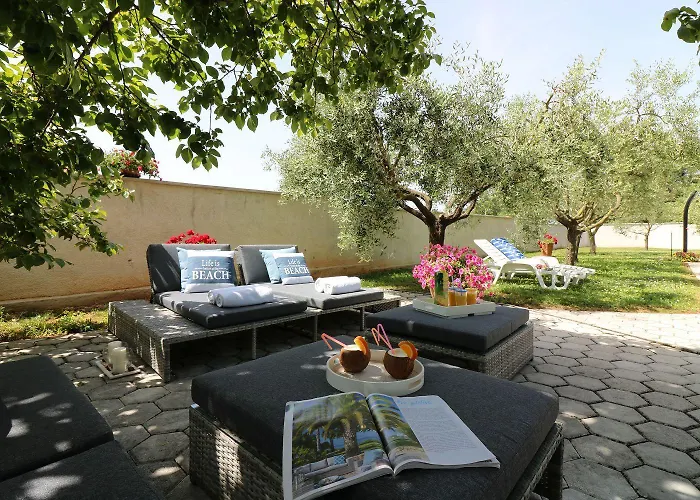 Besonderes Mit Pool, Babybett, Garten, Grill, Kinderspielplatz, Parkplatz * Porec