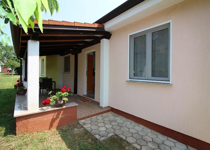 Besonderes Mit Pool, Babybett, Garten, Grill, Kinderspielplatz, Parkplatz Porec
