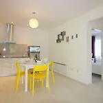 Apartment Besonderes Mit Pool, Babybett, Garten, Grill, Kinderspielplatz, Parkplatz