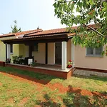 Apartment Besonderes Mit Pool, Babybett, Garten, Grill, Kinderspielplatz, Parkplatz