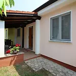 Besonderes Mit Pool, Babybett, Garten, Grill, Kinderspielplatz, Parkplatz Poreč