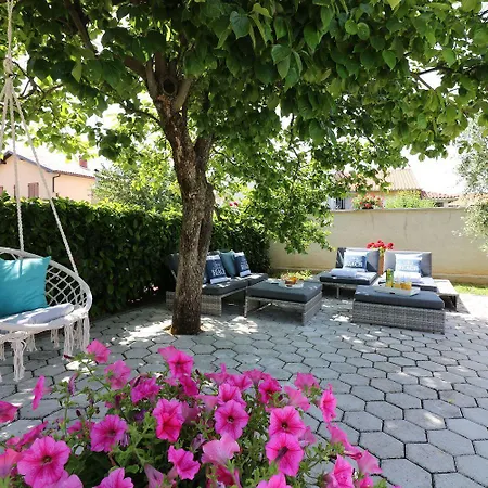 Apartment Besonderes Mit Pool, Babybett, Garten, Grill, Kinderspielplatz, Parkplatz