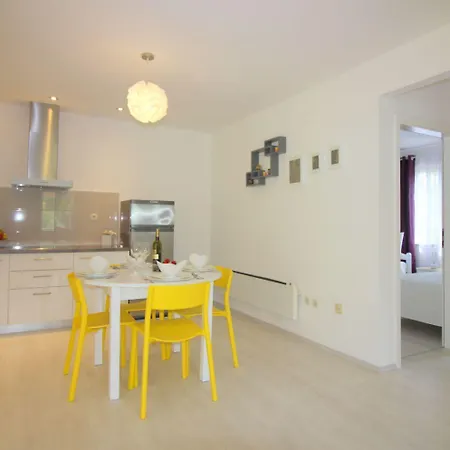 Apartment Besonderes Mit Pool, Babybett, Garten, Grill, Kinderspielplatz, Parkplatz