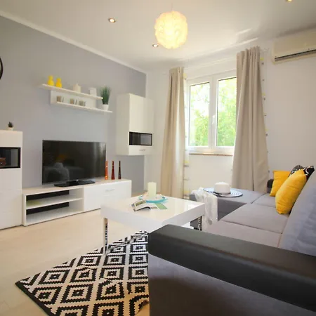 Besonderes Mit Pool, Babybett, Garten, Grill, Kinderspielplatz, Parkplatz * Porec
