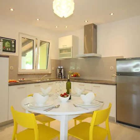 Besonderes Mit Pool, Babybett, Garten, Grill, Kinderspielplatz, Parkplatz Apartment Porec