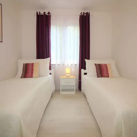 Besonderes Mit Pool, Babybett, Garten, Grill, Kinderspielplatz, Parkplatz * Porec