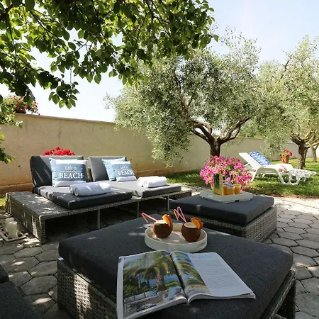 Besonderes Mit Pool, Babybett, Garten, Grill, Kinderspielplatz, Parkplatz * Porec