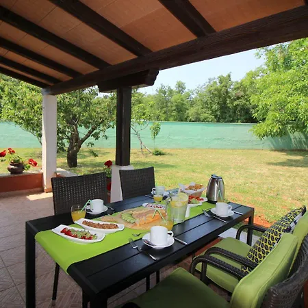 Besonderes Mit Pool, Babybett, Garten, Grill, Kinderspielplatz, Parkplatz Poreč