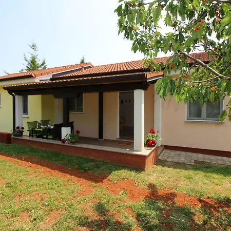 Apartman Besonderes Mit Pool, Babybett, Garten, Grill, Kinderspielplatz, Parkplatz
