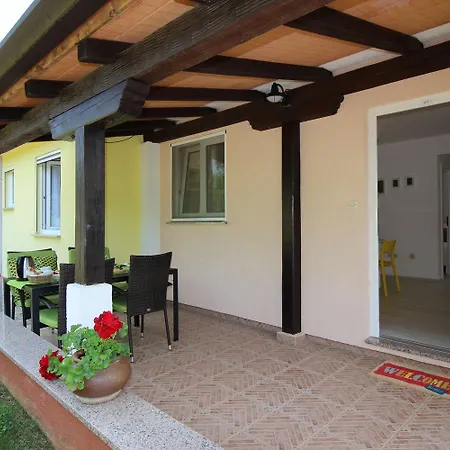 Apartman Besonderes Mit Pool, Babybett, Garten, Grill, Kinderspielplatz, Parkplatz Porec