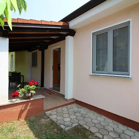 Besonderes Mit Pool, Babybett, Garten, Grill, Kinderspielplatz, Parkplatz Porec