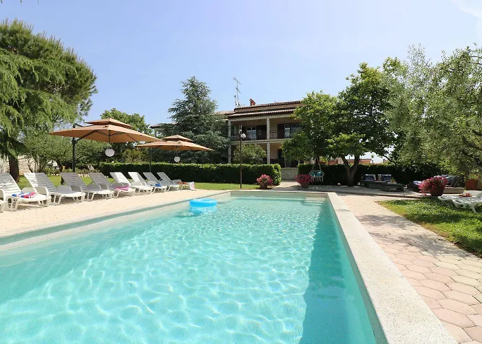 Besonderes Mit Pool, Babybett, Garten, Grill, Kinderspielplatz, Parkplatz Porec