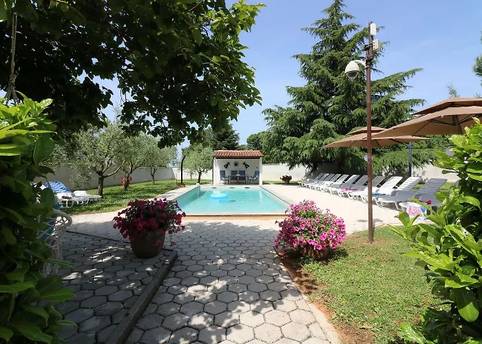 Apartman Besonderes Mit Pool, Babybett, Garten, Grill, Kinderspielplatz, Parkplatz