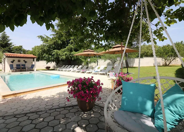 Besonderes Mit Pool, Babybett, Garten, Grill, Kinderspielplatz, Parkplatz Apartman