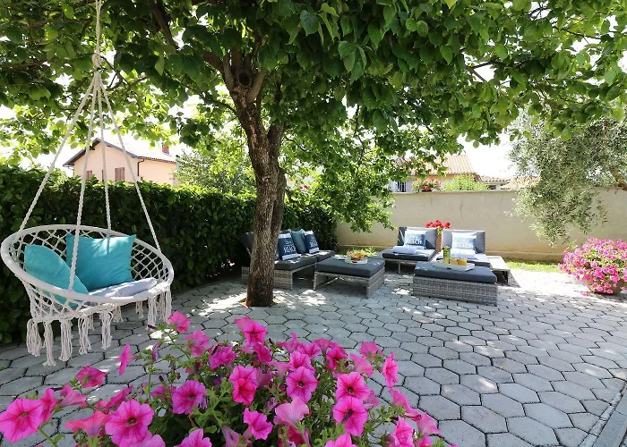 Apartman Besonderes Mit Pool, Babybett, Garten, Grill, Kinderspielplatz, Parkplatz