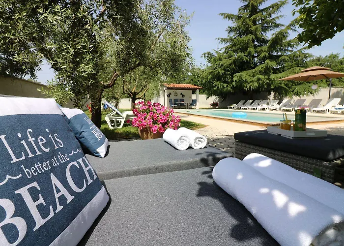 Apartment Besonderes Mit Pool, Babybett, Garten, Grill, Kinderspielplatz, Parkplatz *