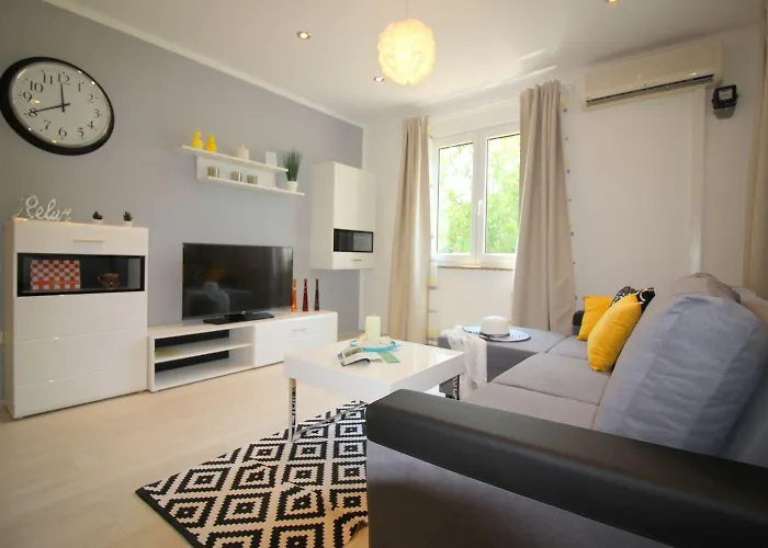 Besonderes Mit Pool, Babybett, Garten, Grill, Kinderspielplatz, Parkplatz * Porec