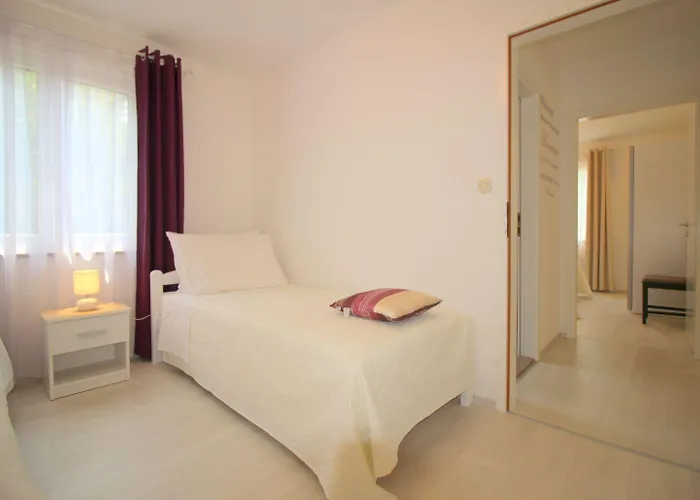 Besonderes Mit Pool, Babybett, Garten, Grill, Kinderspielplatz, Parkplatz Apartman Poreč