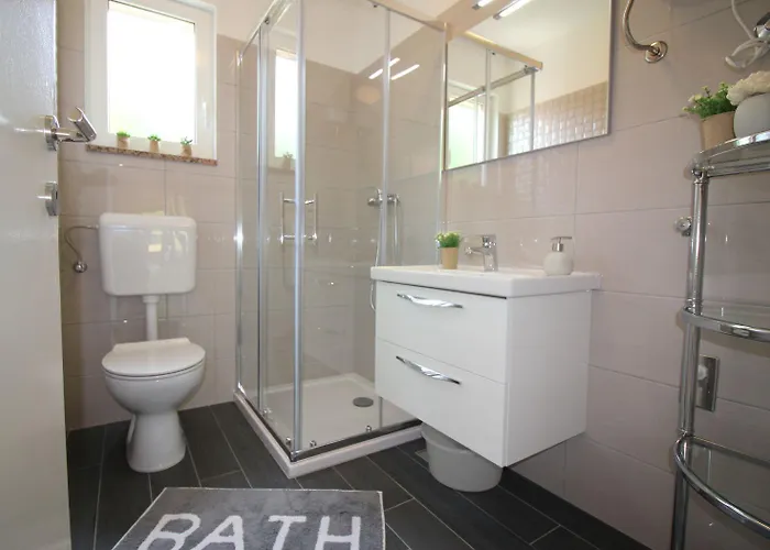 Besonderes Mit Pool, Babybett, Garten, Grill, Kinderspielplatz, Parkplatz Poreč