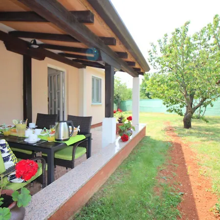 Appartement Besonderes Mit Pool, Babybett, Garten, Grill, Kinderspielplatz, Parkplatz *