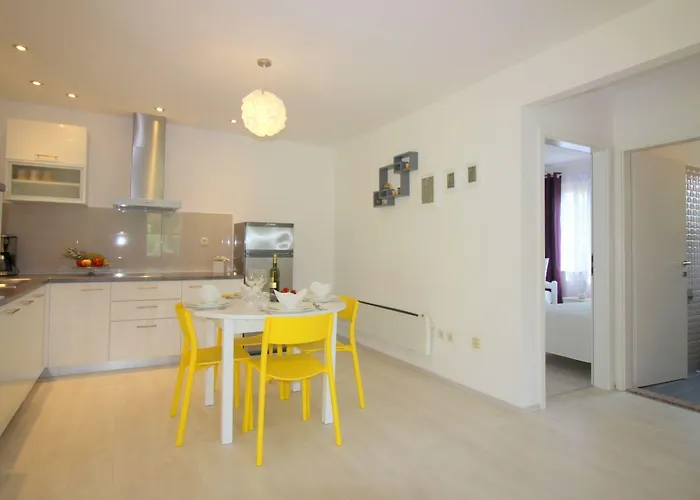 Appartement Besonderes Mit Pool, Babybett, Garten, Grill, Kinderspielplatz, Parkplatz