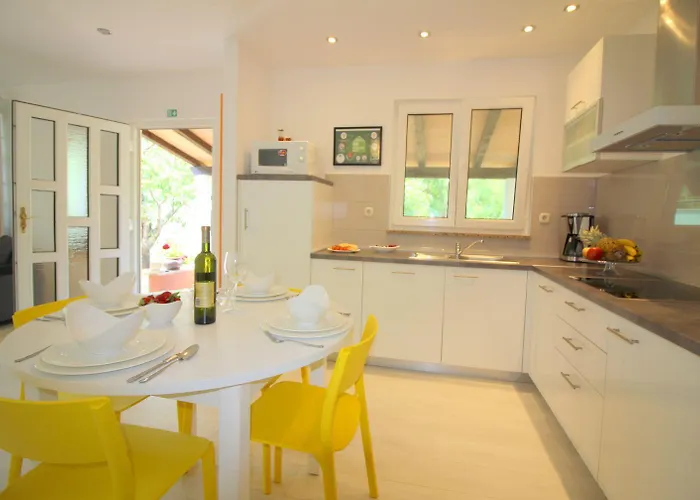 Appartement Besonderes Mit Pool, Babybett, Garten, Grill, Kinderspielplatz, Parkplatz