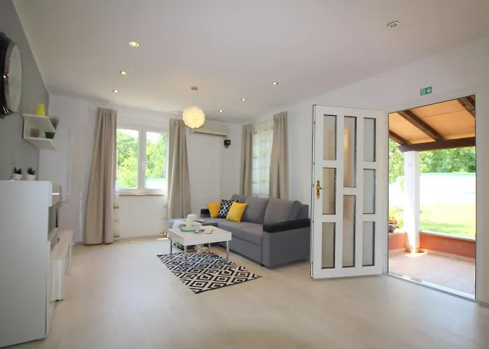 Besonderes Mit Pool, Babybett, Garten, Grill, Kinderspielplatz, Parkplatz Poreč