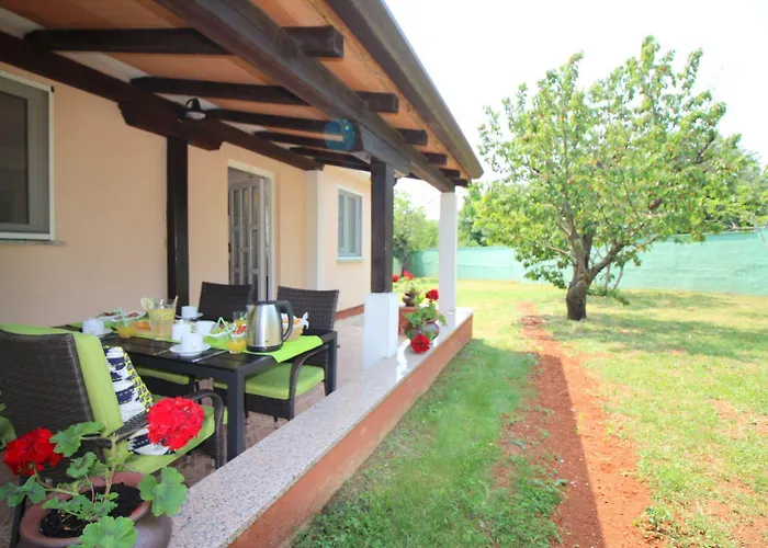 Appartement Besonderes Mit Pool, Babybett, Garten, Grill, Kinderspielplatz, Parkplatz *